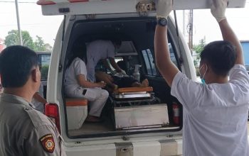 Petugas medis mengevakuasi korban dalam kasus suami bunuh istri di Simalungun, Sumatera Utara, menggunakan ambulans untuk mendapatkan penanganan medis.