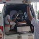 Petugas medis mengevakuasi korban dalam kasus suami bunuh istri di Simalungun, Sumatera Utara, menggunakan ambulans untuk mendapatkan penanganan medis.