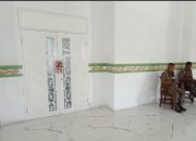 Petugas Satpol PP berjaga di depan salah satu ruangan yang disegel KPK di kompleks Kantor Bupati Langkat